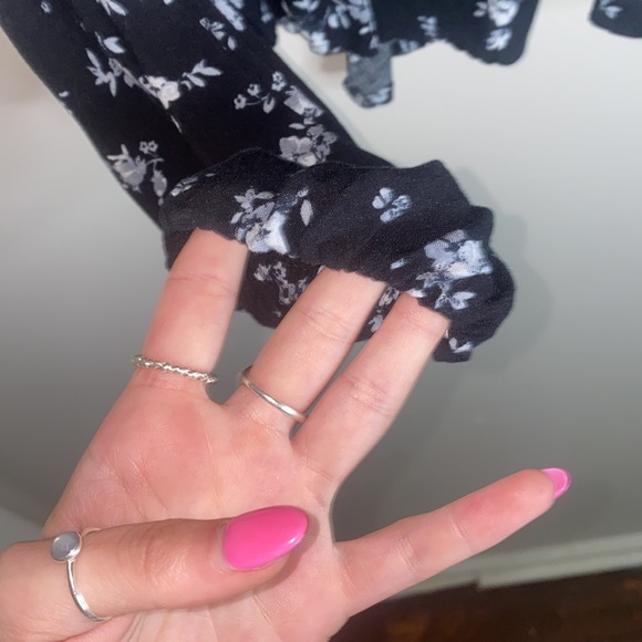 🌟Black floral top with adorable tie in middle! - Picture 5 of 9